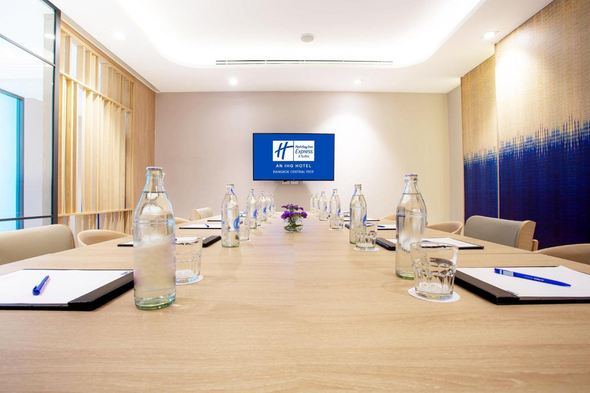Holiday Inn Express & Suites Bangkok Central Pier By Ihg Extérieur photo